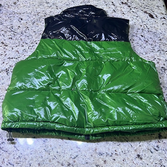 NWOT - Bernie Bernardo Green and Black Colorblock Puffer Vest - Picture 7 of 8